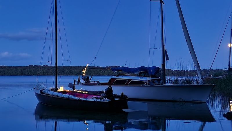 WANDERER beim Jollencamping auf der Müritz am Abend