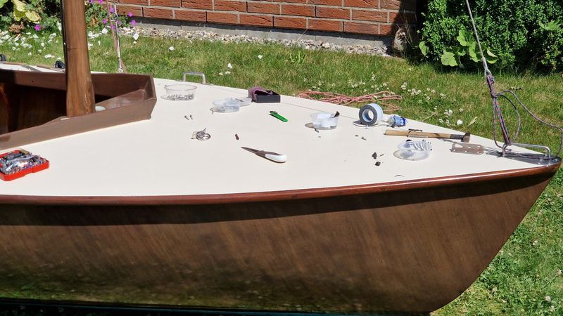 Aufgearbeitete Beschläge werden an der Kormoran-Holzjolle montiert, Aufnahme 01