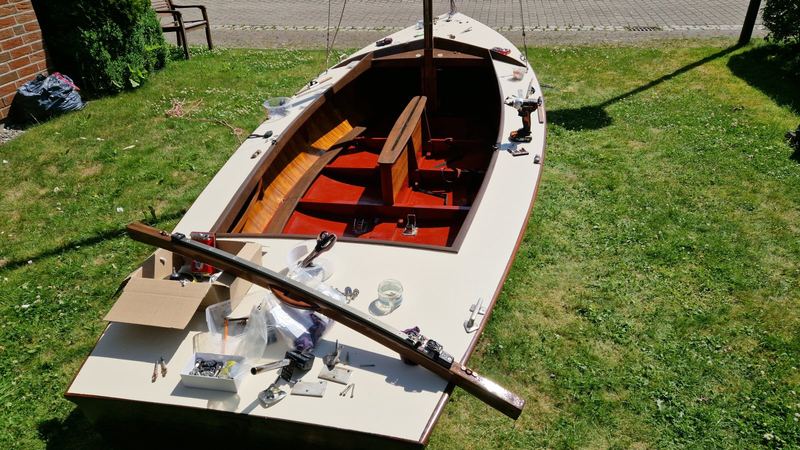 Aufgearbeitete Beschläge werden an der Kormoran-Holzjolle montiert, Aufnahme 06