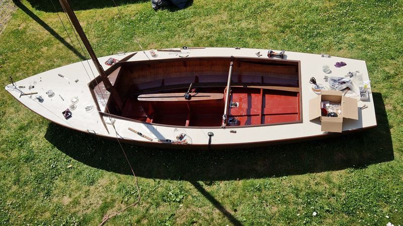 Aufgearbeitete Beschläge werden an der Kormoran-Holzjolle montiert, Aufnahme 07