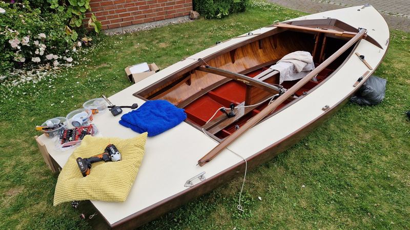 Aufgearbeitete Beschläge werden an der Kormoran-Holzjolle montiert, Aufnahme 10