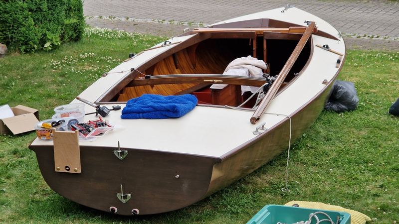 Aufgearbeitete Beschläge werden an der Kormoran-Holzjolle montiert, Aufnahme 11