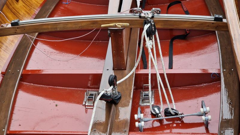 Aufgearbeitete Beschläge werden an der Kormoran-Holzjolle montiert, Aufnahme 13