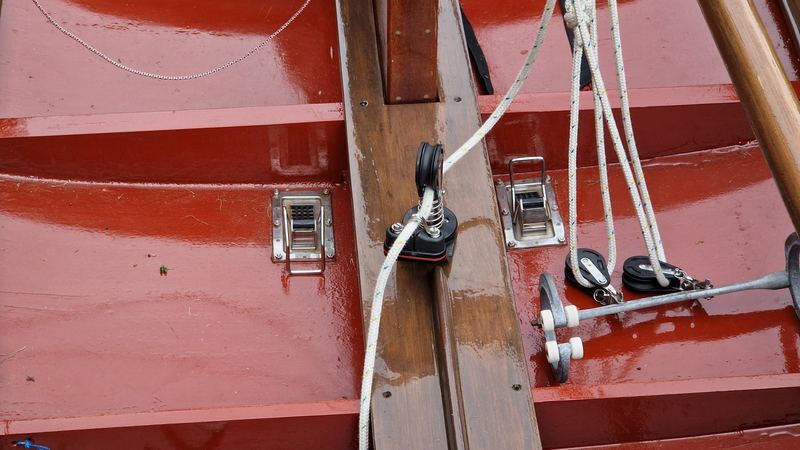 Aufgearbeitete Beschläge werden an der Kormoran-Holzjolle montiert, Aufnahme 15