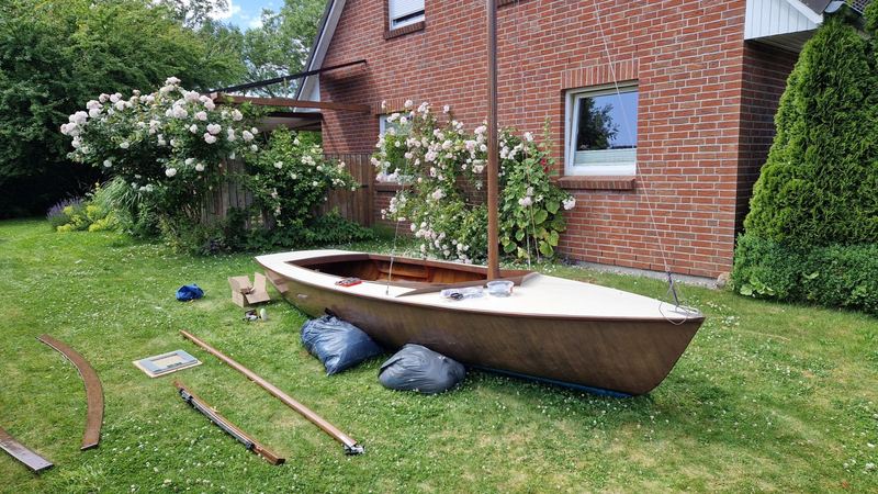 Lackierter Rumpf und Deck der restaurierten Holzjolle, Aufnahme 01