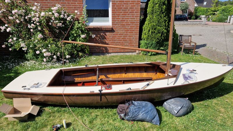 Lackierter Rumpf und Deck der restaurierten Holzjolle, Aufnahme 04