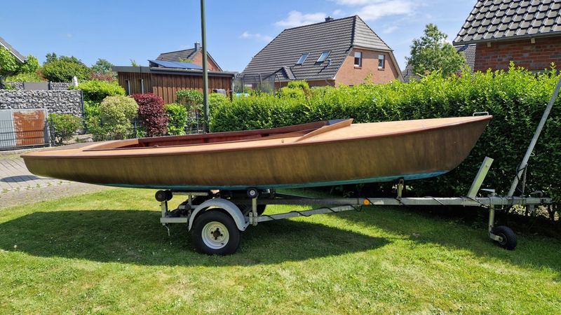 Lackierter Rumpf der Kormoran-Holzjolle WANDERER, Aufnahme 01