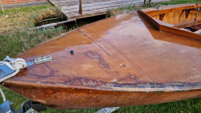 Bearbeitete und verschliffene Schadstellen am Holzrumpf der Kormoran-Holzjolle, Aufnahme 03