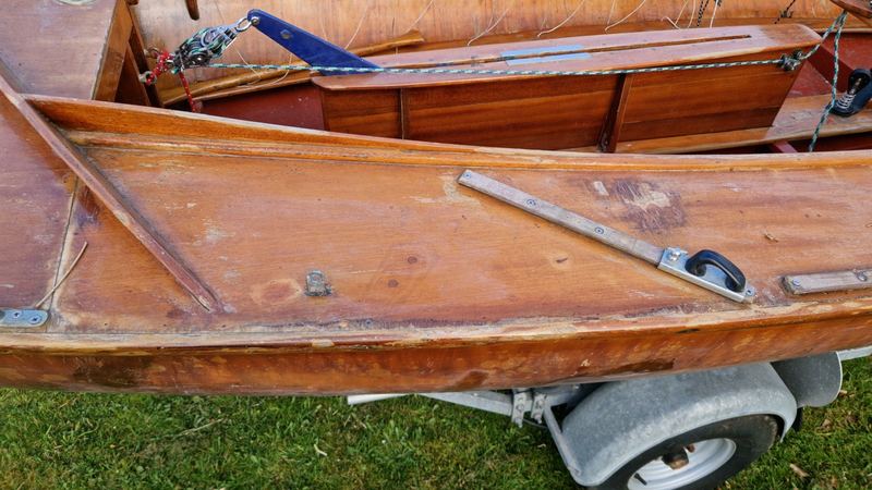 Bearbeitete und verschliffene Schadstellen am Holzrumpf der Kormoran-Holzjolle, Aufnahme 04