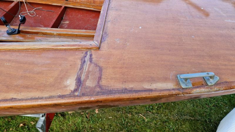 Bearbeitete und verschliffene Schadstellen am Holzrumpf der Kormoran-Holzjolle, Aufnahme 06