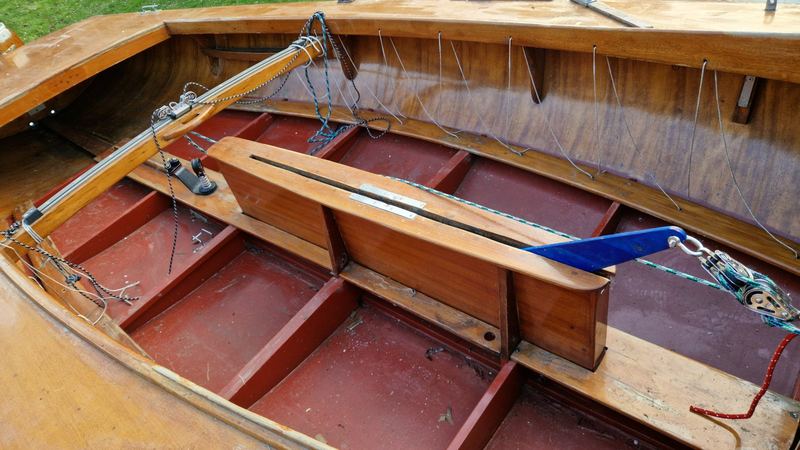Bearbeitete und verschliffene Schadstellen am Holzrumpf der Kormoran-Holzjolle, Aufnahme 10