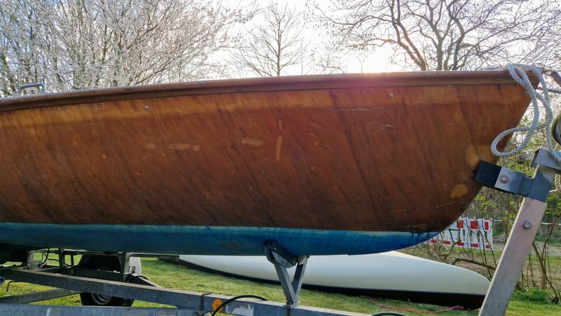 Bearbeitete und verschliffene Schadstellen am Holzrumpf der Kormoran-Holzjolle, Aufnahme 12