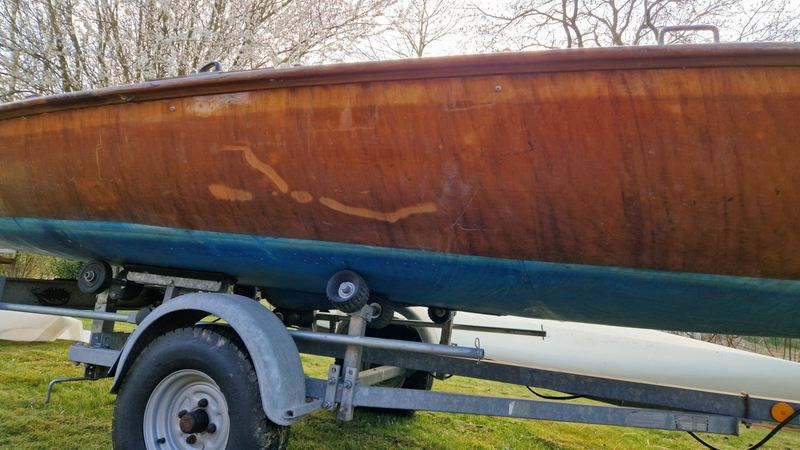 Bearbeitete und verschliffene Schadstellen am Holzrumpf der Kormoran-Holzjolle, Aufnahme 14