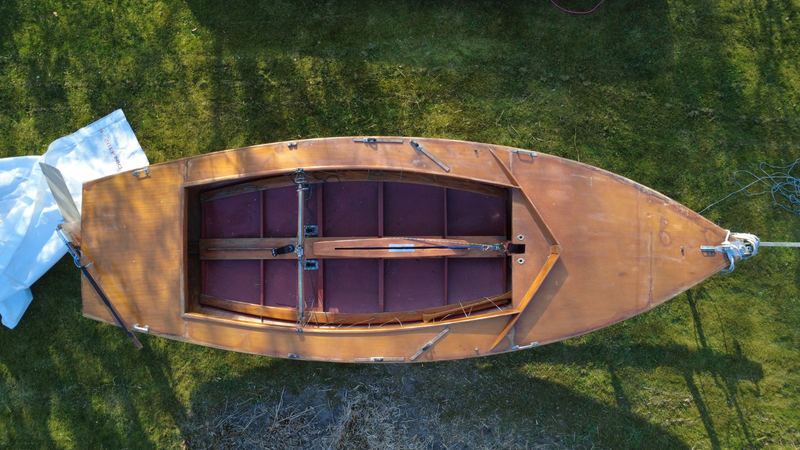 Bearbeitete und verschliffene Schadstellen am Holzrumpf der Kormoran-Holzjolle, Aufnahme 16
