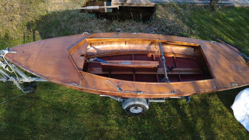 Bearbeitete und verschliffene Schadstellen am Holzrumpf der Kormoran-Holzjolle, Aufnahme 21